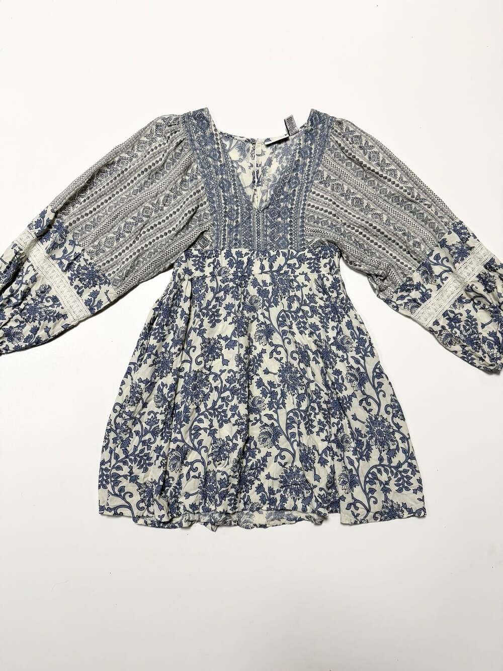 Sincerely Jules Women's Medium Blue Cream Floral Mini Dress Embroidered V-Neck B